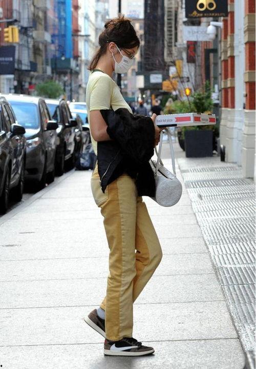 黄色裤明星搭配,黄色裤装演绎明星时尚搭配风采