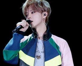 明星看鹿晗表演视频,精彩表演引粉丝尖叫