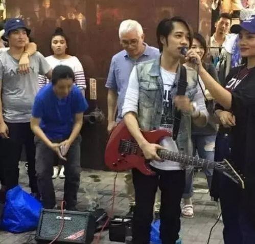 明星和街边卖唱,明星与街头卖唱者的共鸣瞬间