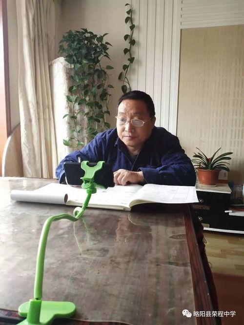 浏阳网红67岁老师是谁,67岁老师风采依旧，网络热度飙升