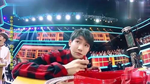 王源吃鸡瓜,趣味互动展现青春活力