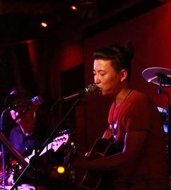 酒吧歌手 明星,揭秘酒吧歌手明星的魅力之夜