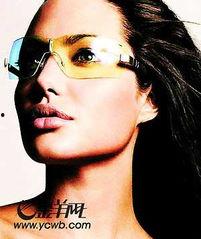 明星戴墨镜侧脸,光影交织的迷人轮廓