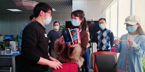 女网红给郑州送物资,郑州加油！女网红助力抗疫物资捐赠行动”